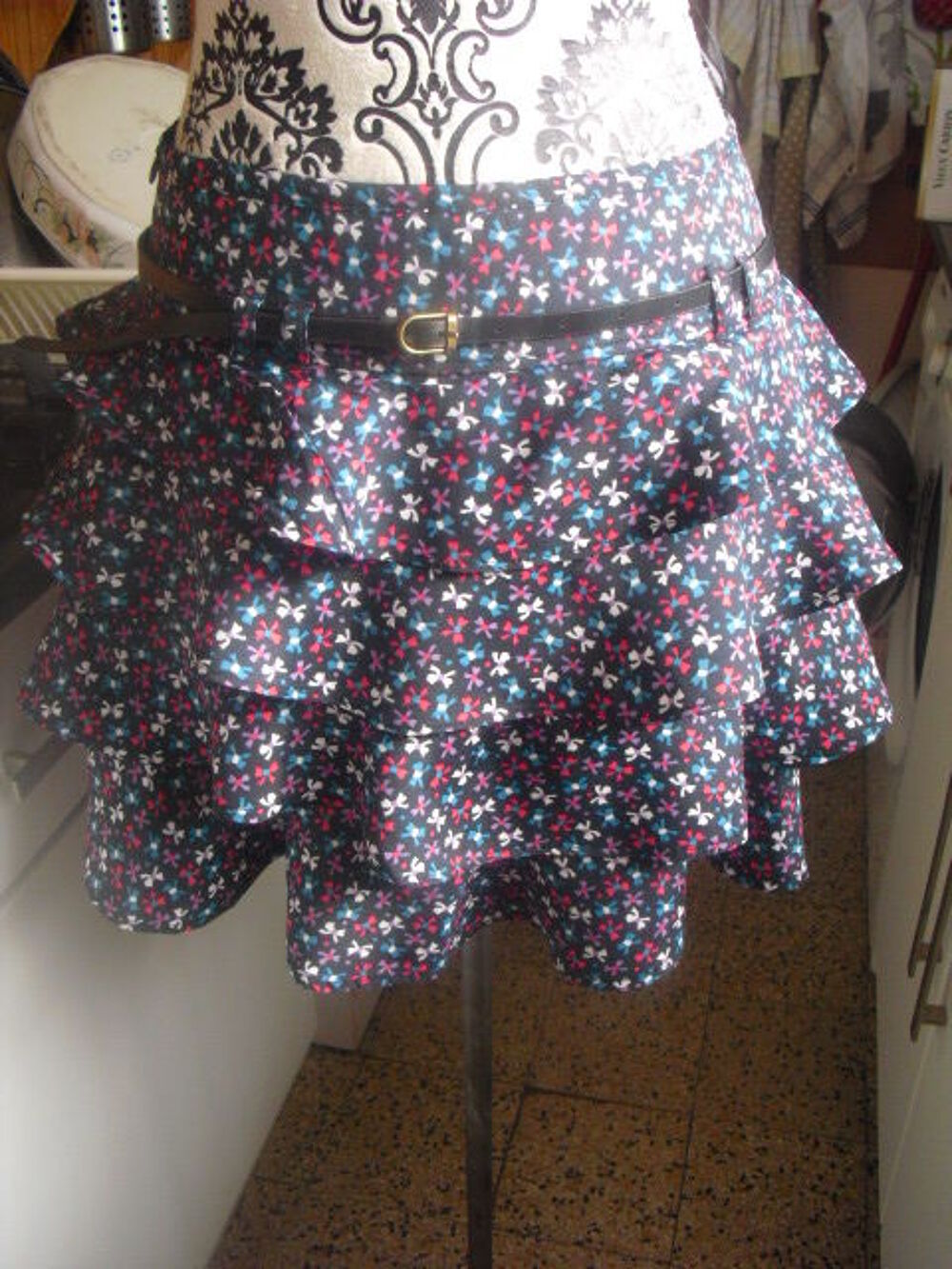 jupe 4 volants viscose fleurie avec ceinture NEUVE TAILLE 36 Vêtements