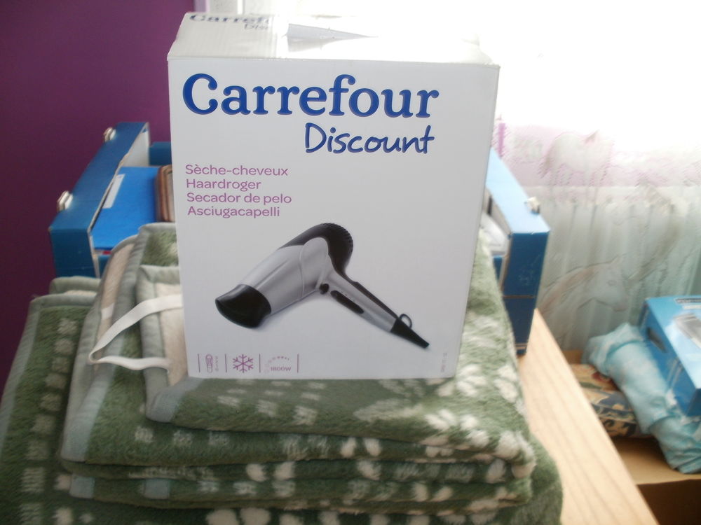 vend 2 s&egrave;che-cheveux plus un babyliss Puériculture
