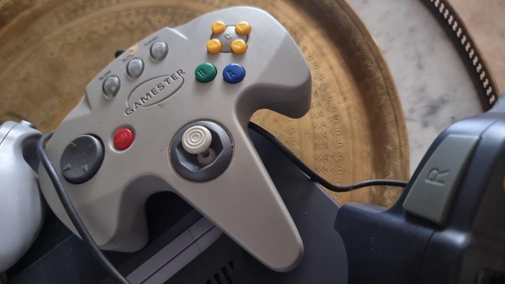 Nintendo 64, 4 manettes C&acirc;bles, 8 jeux inclus Jeux / jouets