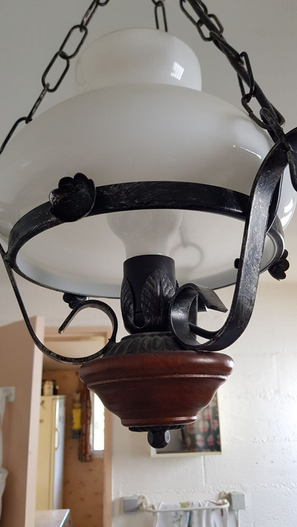 Suspension de cuisine vintage bois et opaline Décoration