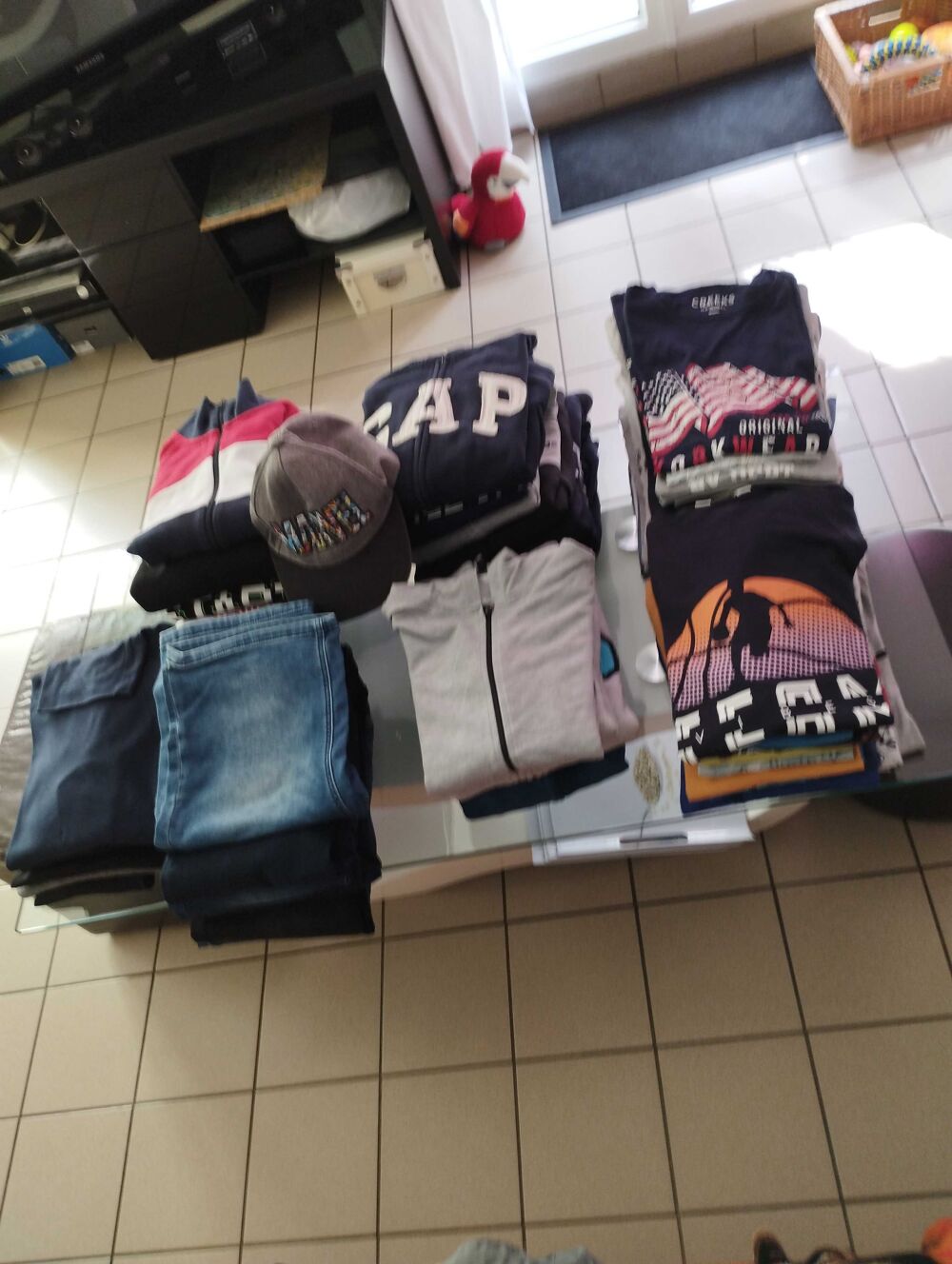 tee-shirt, jeans, sweat &agrave; capuche, sweat sans capuche, pantalons de surv&ecirc;tement, k-way, sous-pulls. &agrave;"ges 13,14ans.Ventes en lots. Vêtements enfants