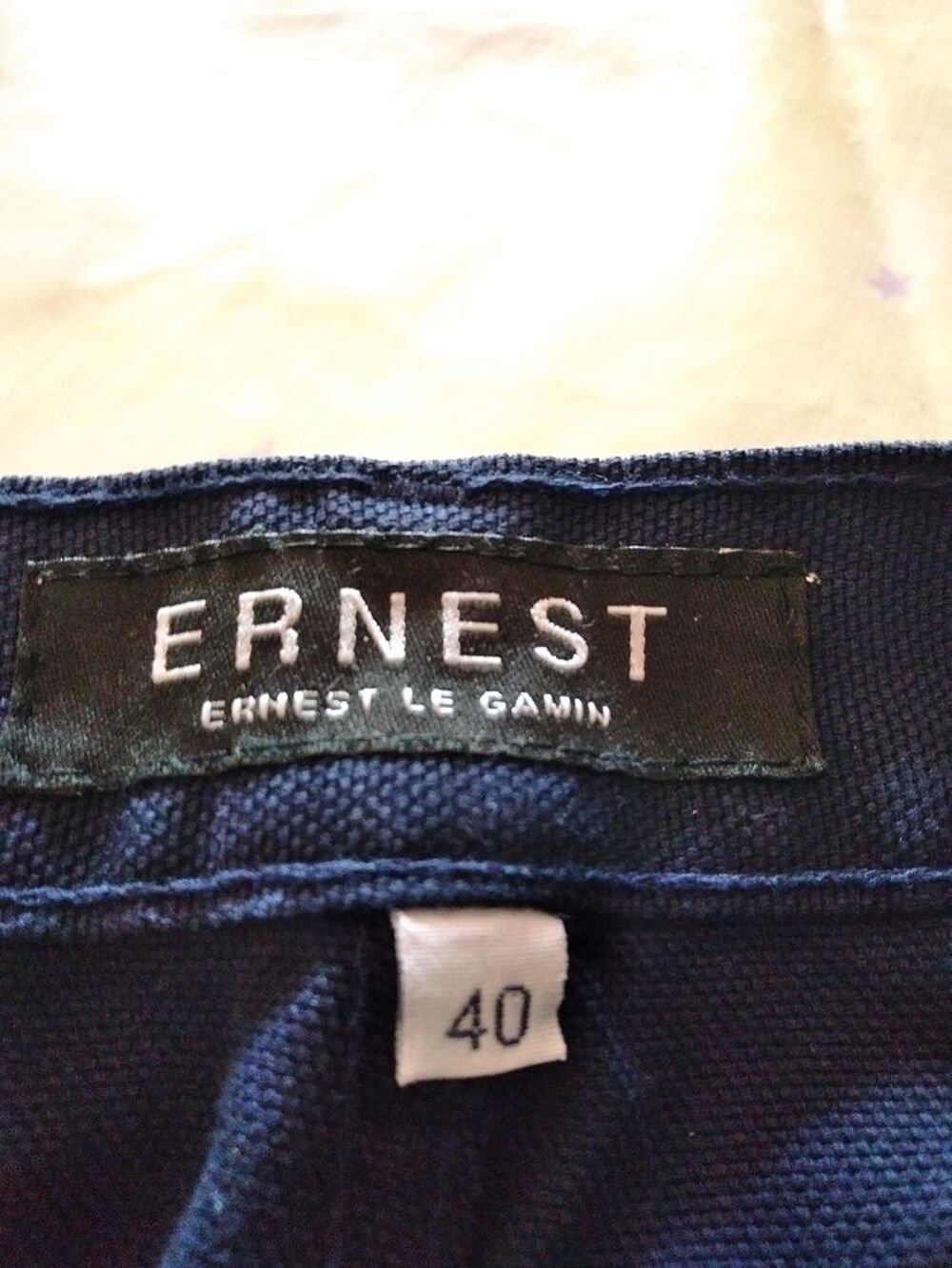 Pantalon bleu marine , neuf , en tr&egrave;s bon &eacute;tat . Taille :40 Vêtements