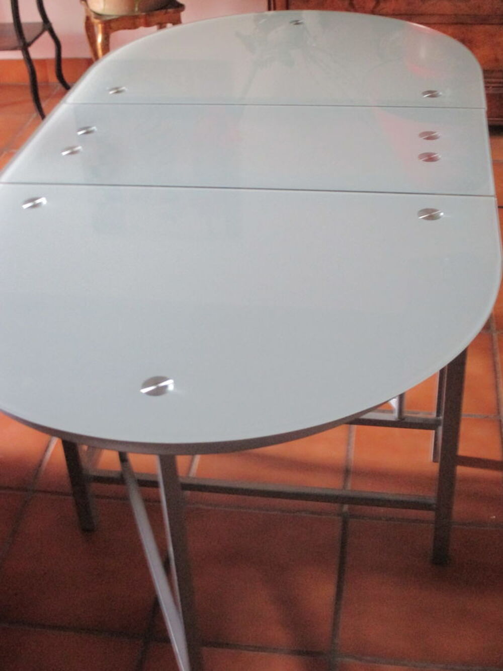 Table verre et m&eacute;tal anodis&eacute;. Meubles