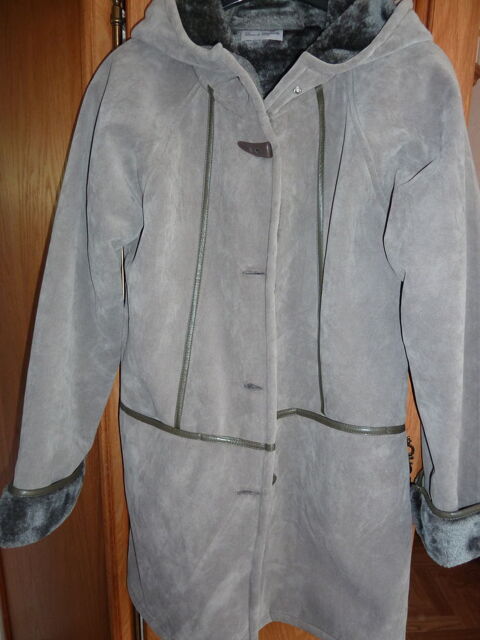 veste fourre 3/4 avec capuche couleur gris souris
25 Nancy (54)