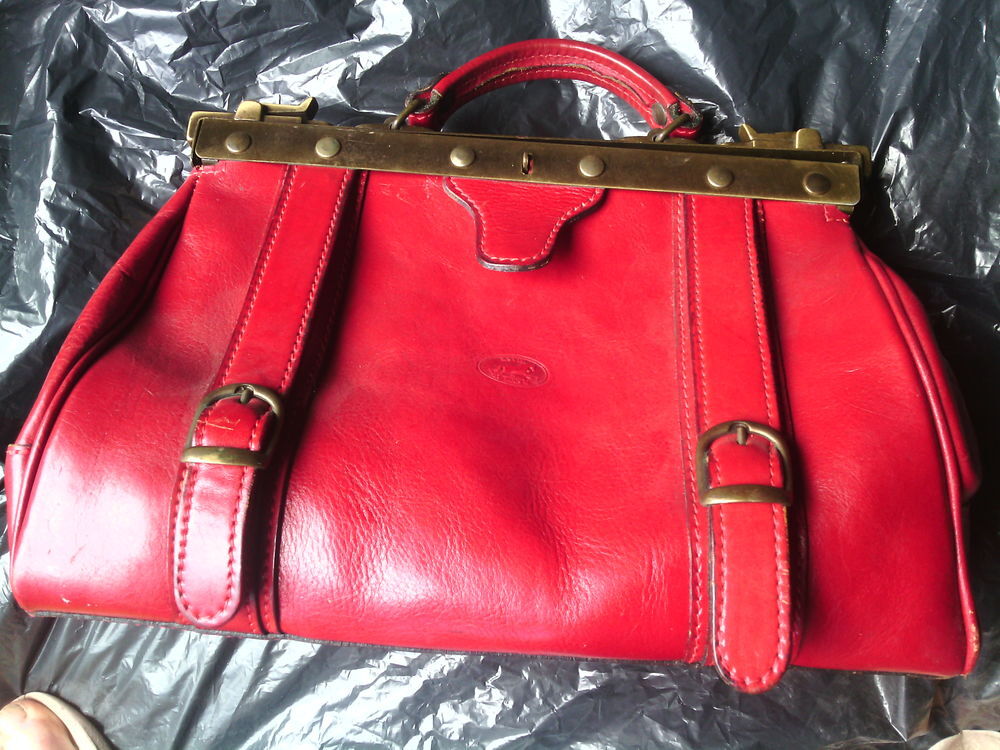 sac a main etat neuf rouge 
dimensions 35cm 
Maroquinerie