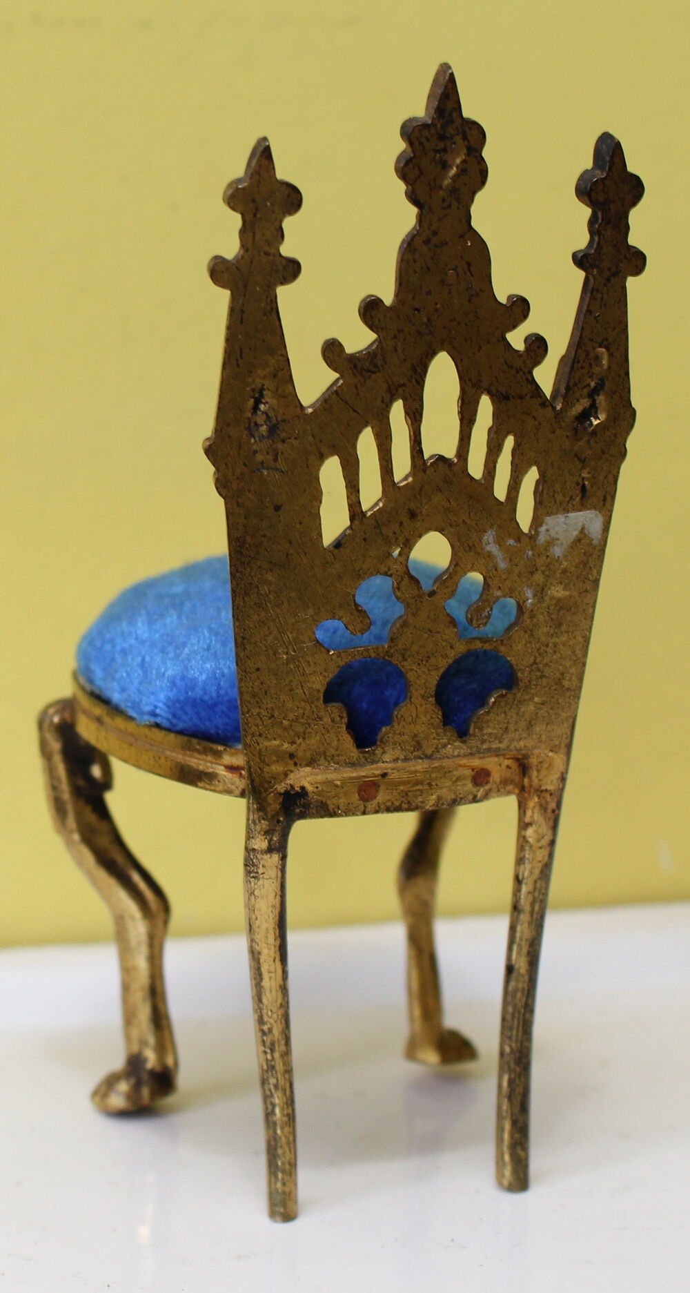 Chaise miniature Porte montre gothique r&eacute;gule ou laiton XIX 