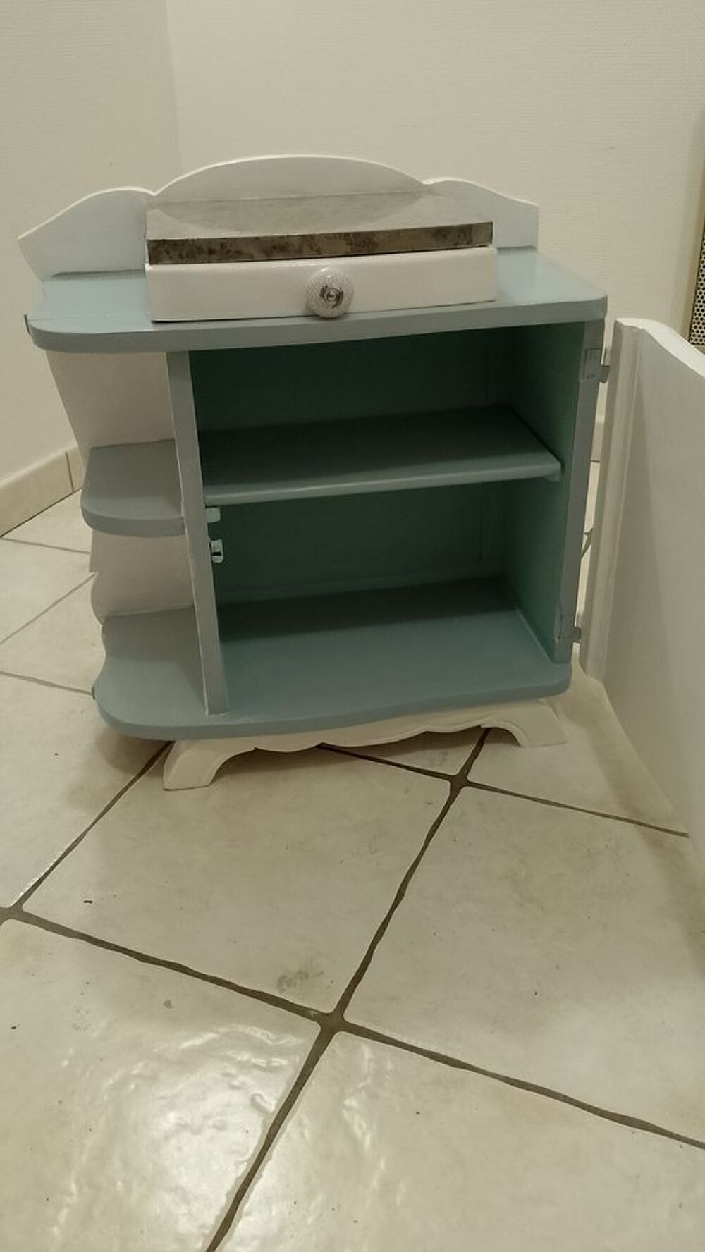 Meuble de chevet relook&eacute; Meubles