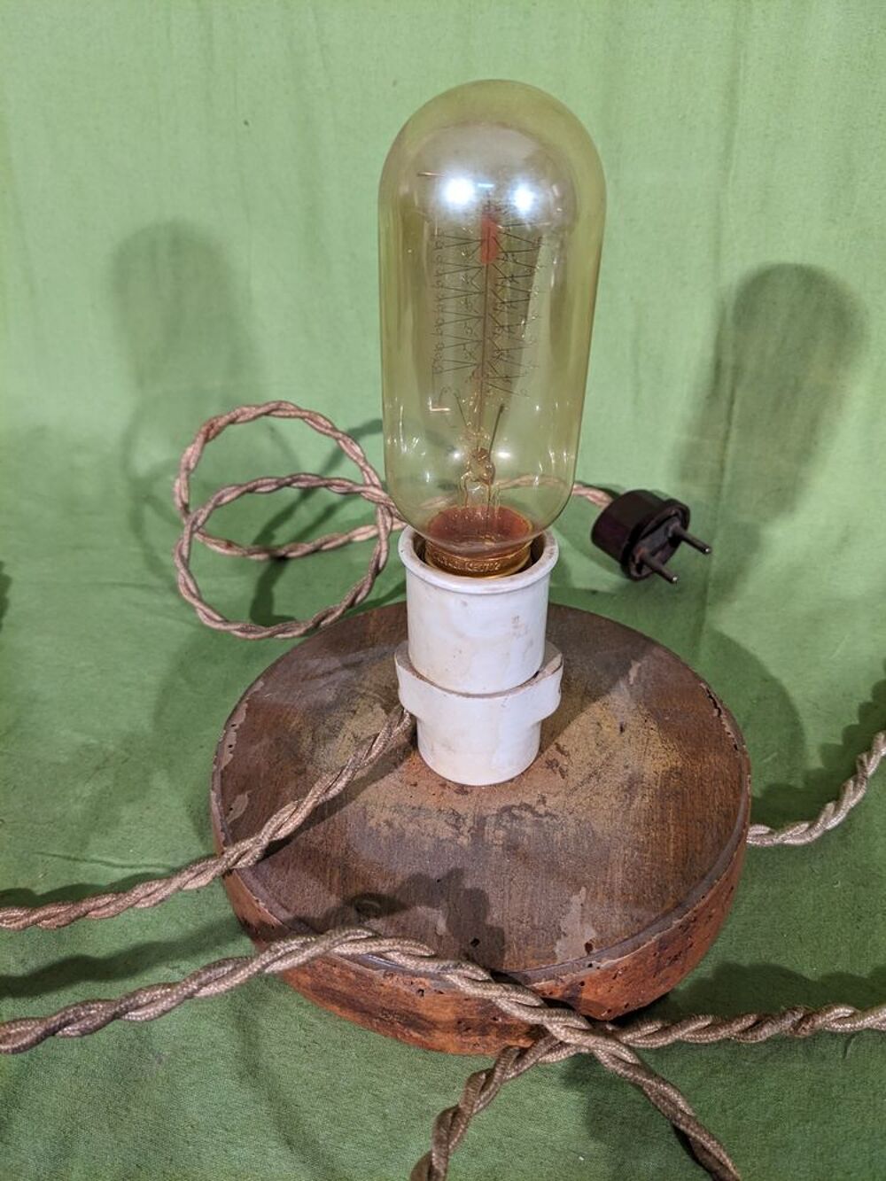 Tr&egrave;s vieille lampe d'atelier avec douille en porcelaine + vi Décoration