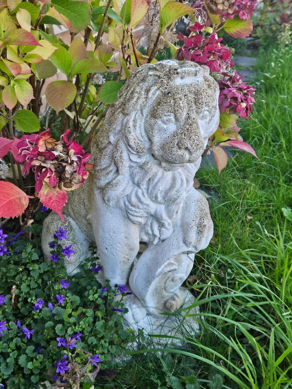 Lion en pierre pour jardin 
tr&egrave;s lourd
hauteur 54 Décoration