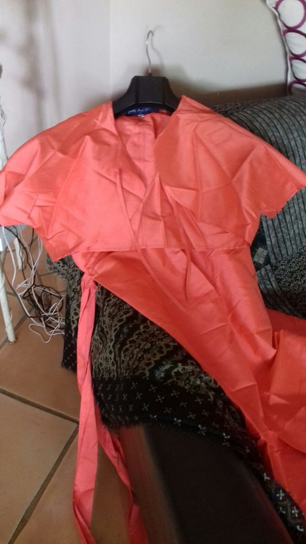 2 robes tr&egrave;s peu port&eacute;es Vêtements
