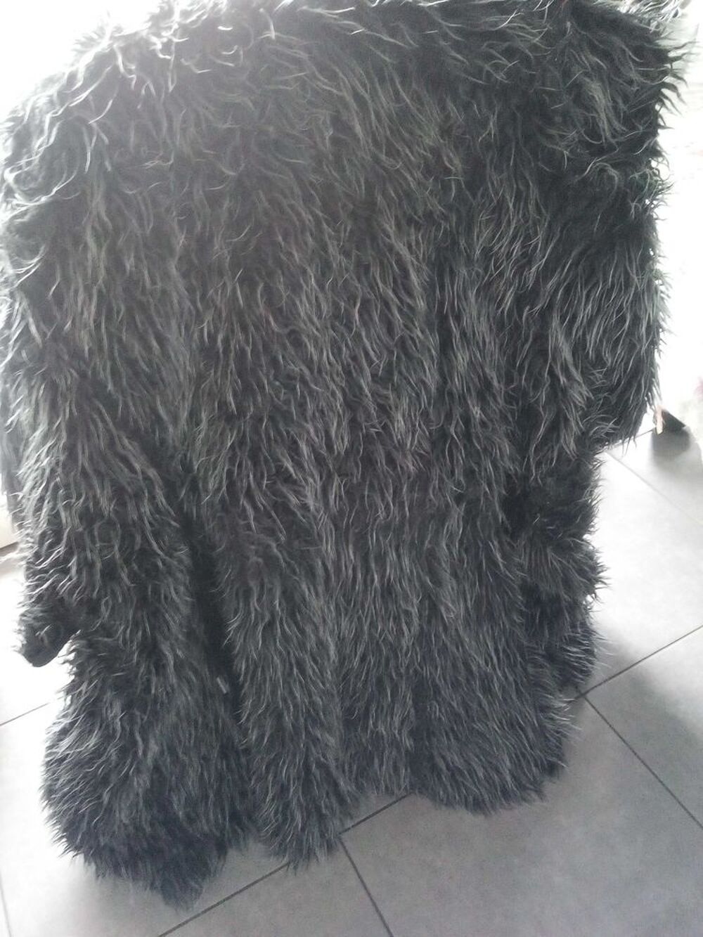 blouson de couleur noir avec fourrure &agrave; l int&eacute;rieur de couleur noir est gris Vêtements