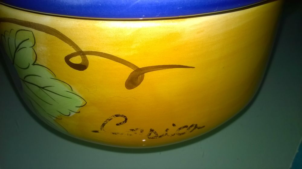 Cendrier couleur lavande
Avec dessin de raisins Décoration