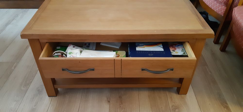 Table basse en ch&ecirc;ne massif en tr&egrave;s bon &eacute;tat avec tiroir 
Meubles