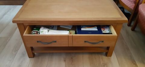 Table basse en chne massif en trs bon tat avec tiroir 
0 Levallois-Perret (92)