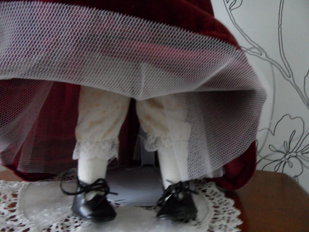Poup&eacute;e de Collection en Tenue Traditionnelle 