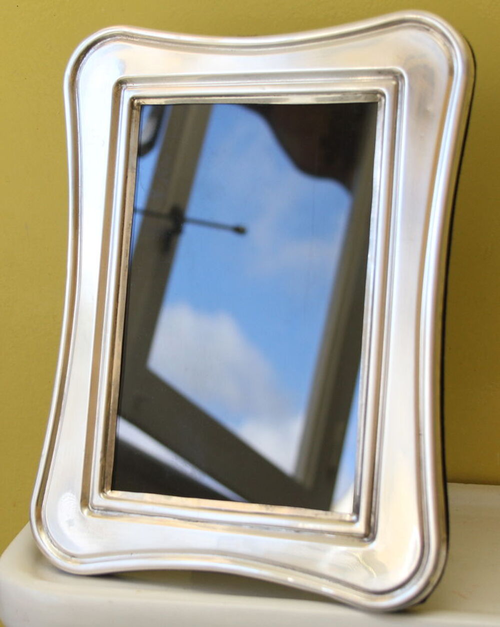 Cadre &agrave; poser en argent sterling repouss&eacute; sur fond velours n D�coration