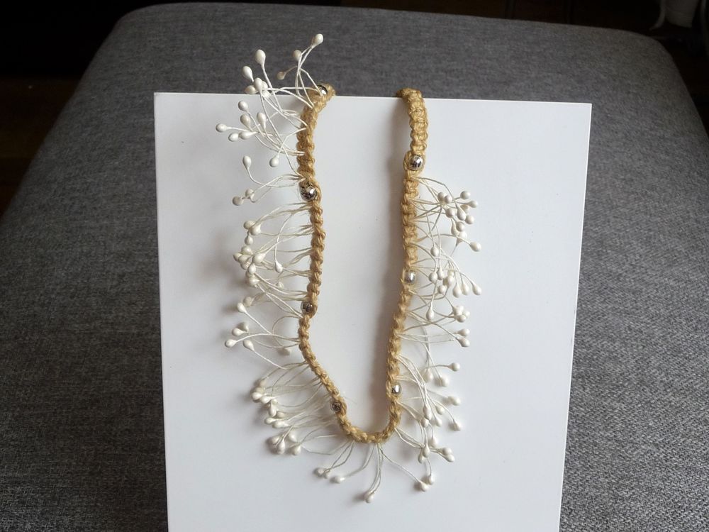 Collier Beige avec ses Fines Brindilles Blanches- Neuf Bijoux et montres