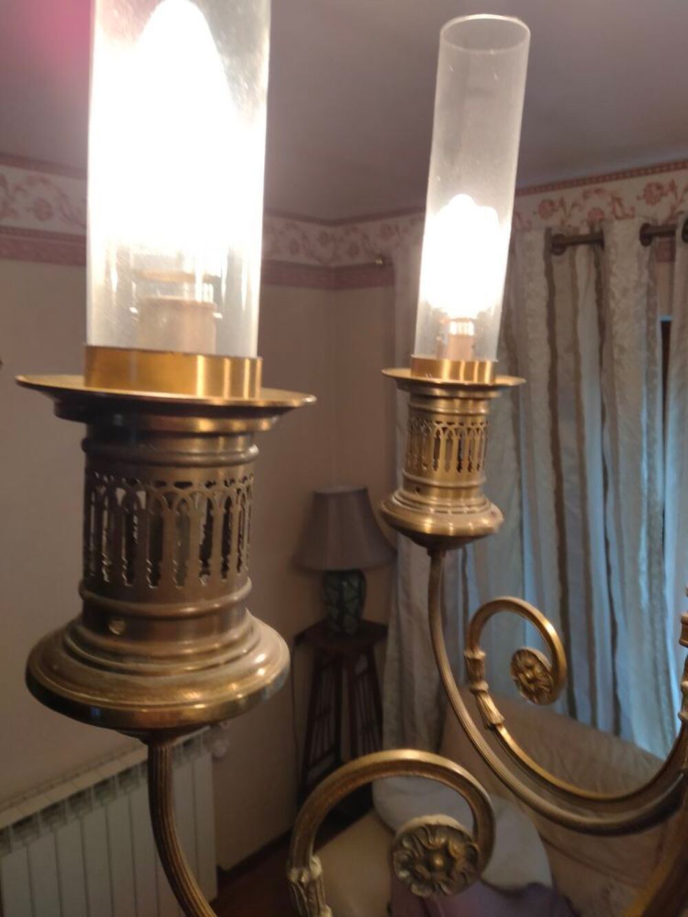 Lustre en laiton. Décoration