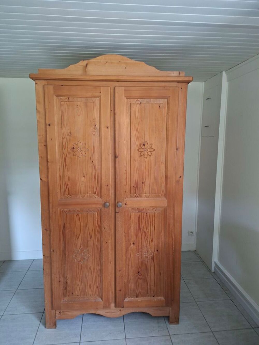 Armoire en pin massif Meubles