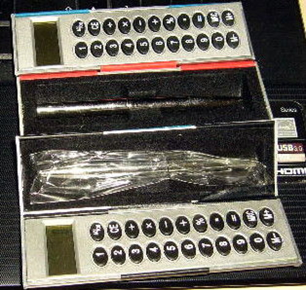 2 boites de poche calculatrice et stylo Décoration