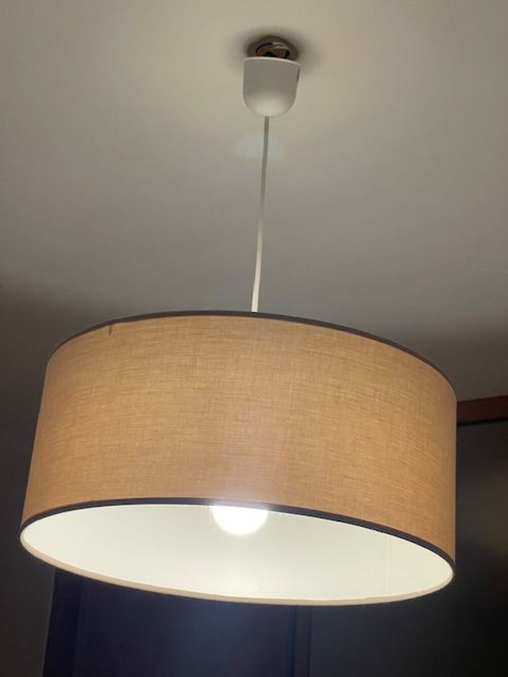 SUSPENSION CONTEMPORAINE EN TISSU LIN BEIGE.
Décoration