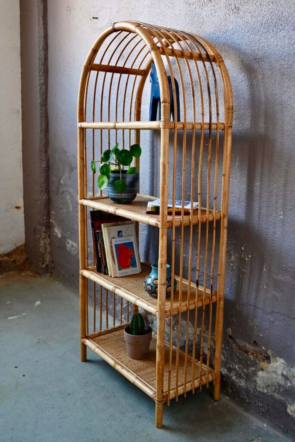 Grande &eacute;tag&egrave;re arche ou biblioth&egrave;que boh&egrave;me en rotin dor&eacute; Meubles