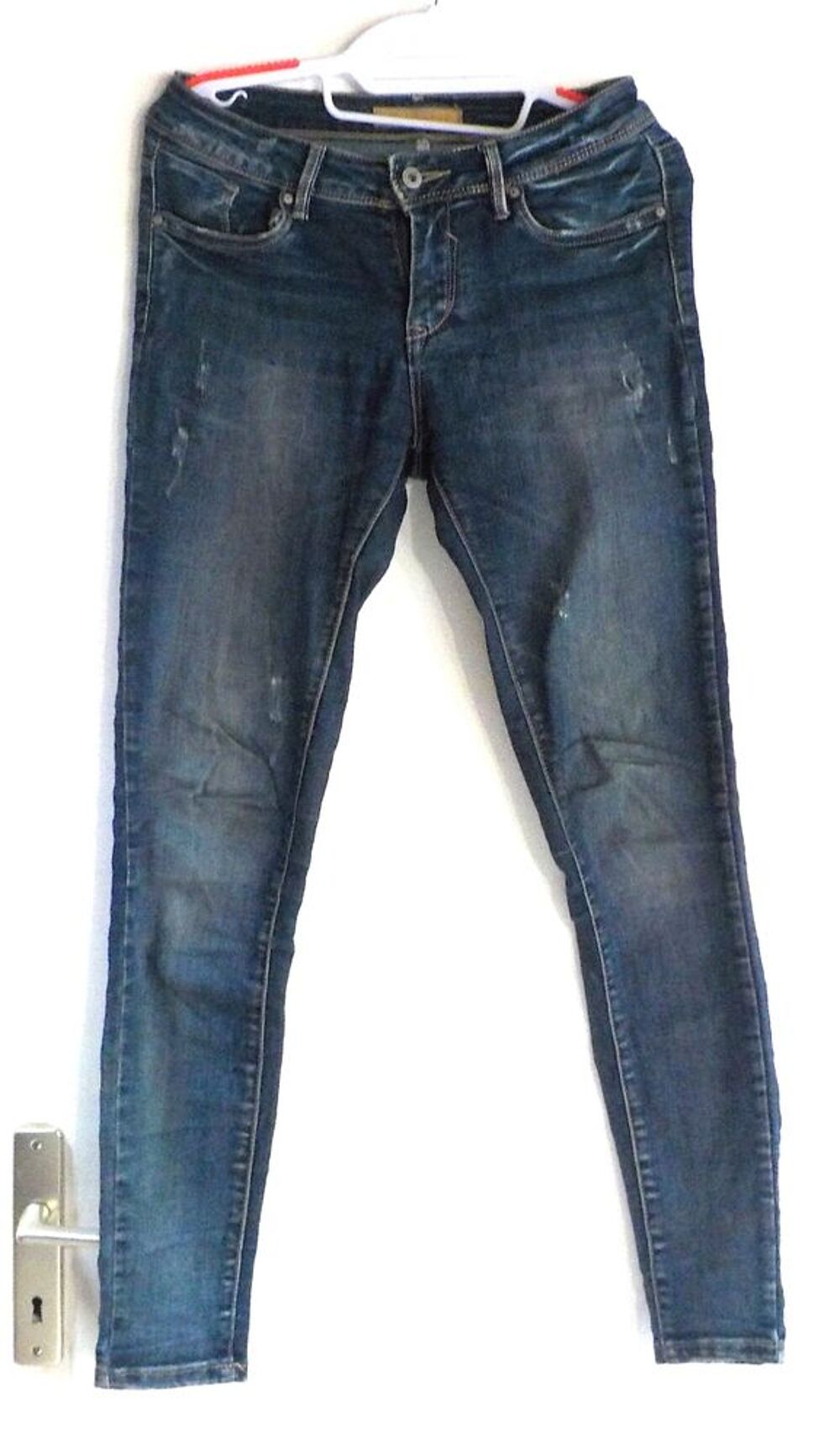 JEAN HELLO KITTY TAILLE 36 FAUSSES USURES SUR LES CUISSES Vêtements