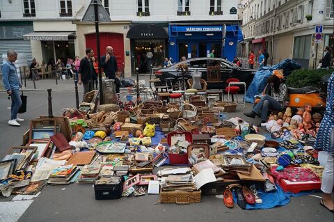 un carton de brocante sur les vide greniers 27.8 La C�te-Saint-Andr� (38)