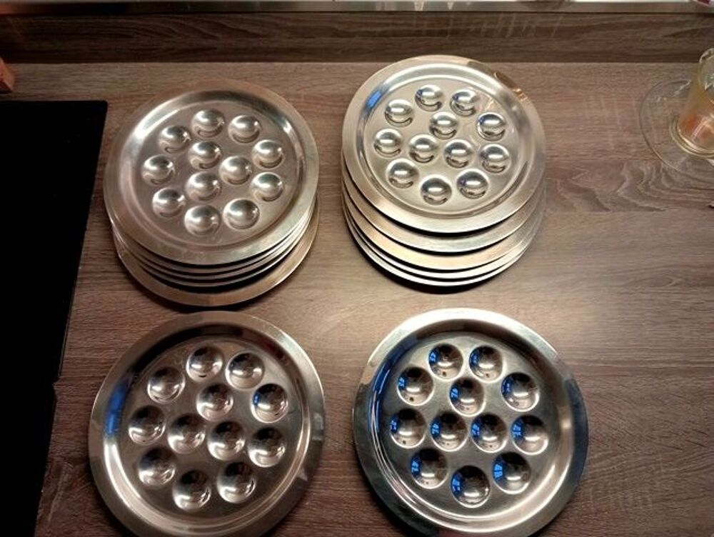 Lot de 12 assiettes et 12 pinces &agrave; escargots Cuisine