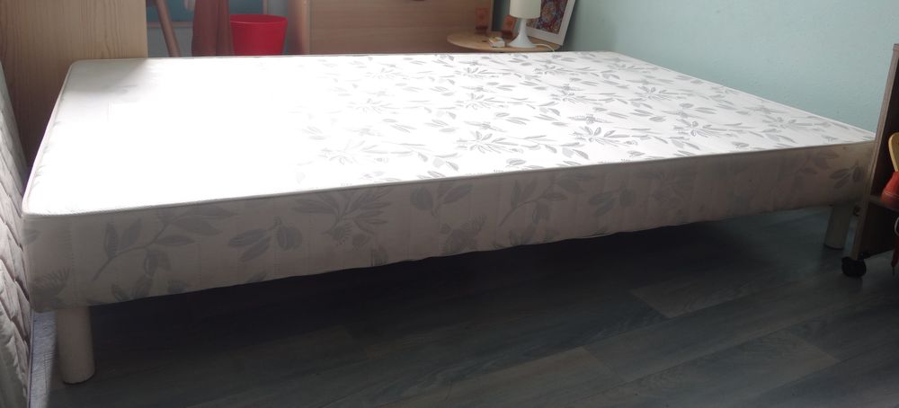 MATELAS 120X190X14cm + SOMMIER 
A r&eacute;cup&eacute;rer 04 ou 05/06 Meubles