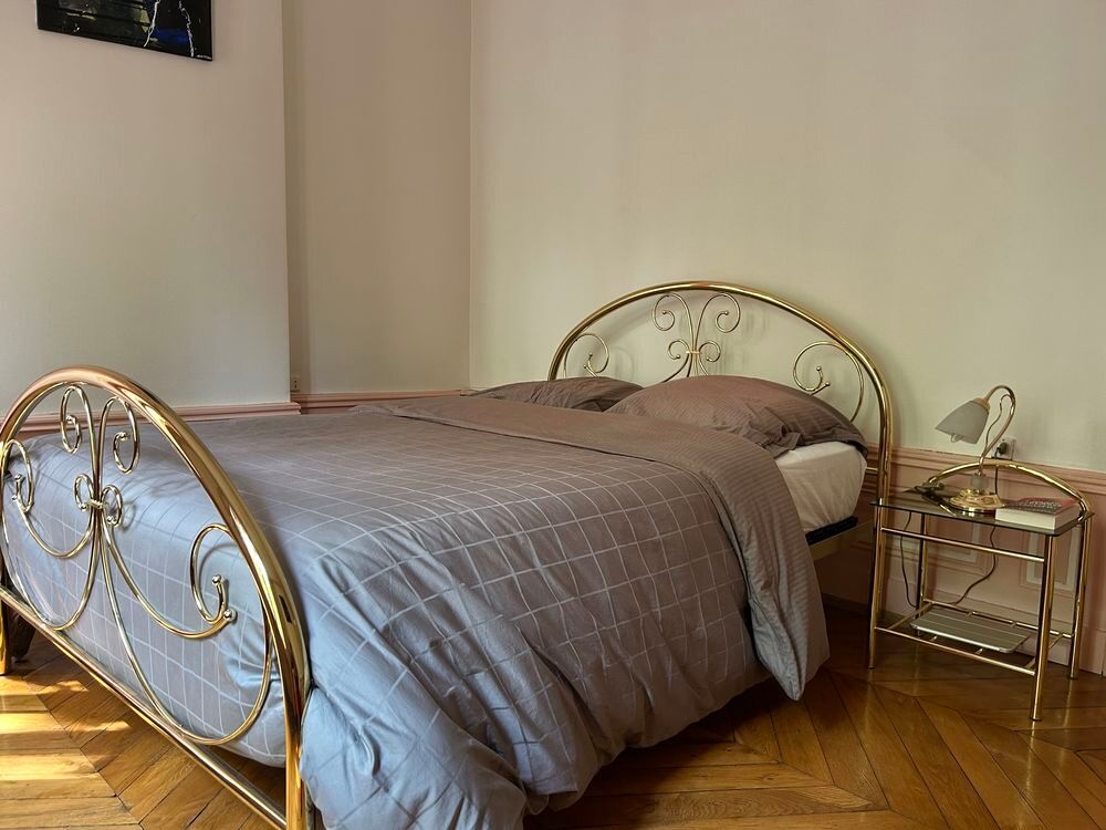 c&egrave;de lit complet et tables de nuit Meubles