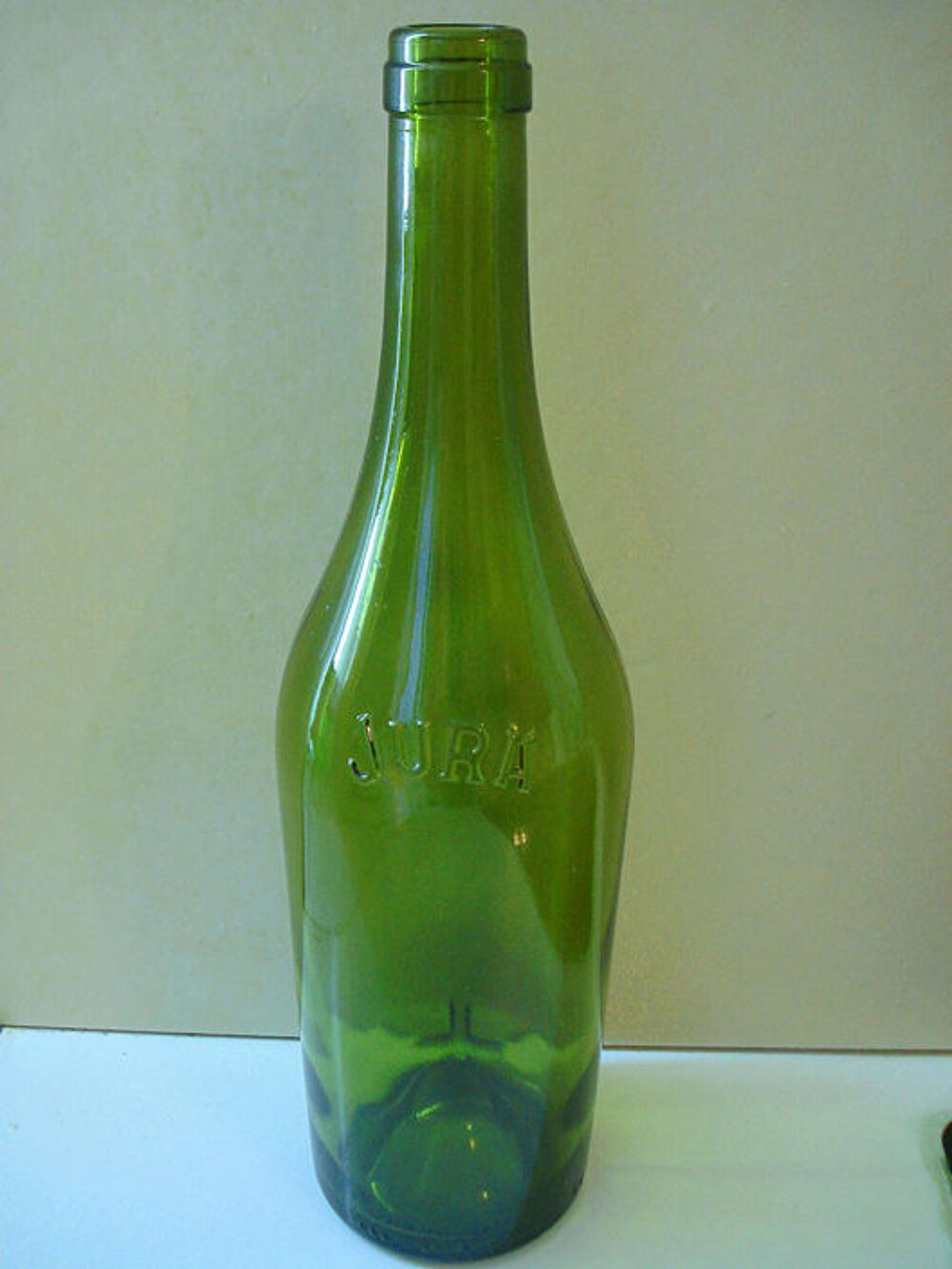 Bouteilles vides pour vin du Jura. Cuisine
