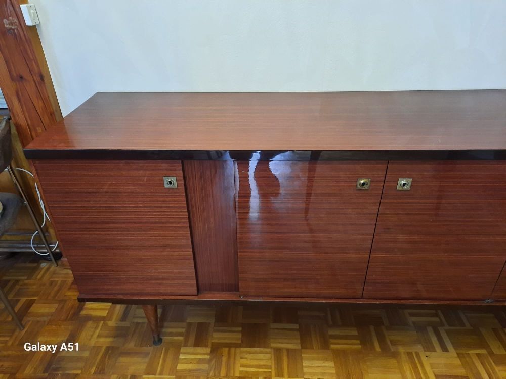 Table et buffet vintage laqu&eacute;s, avec 2 rallonges+ 6 chaises. Meubles