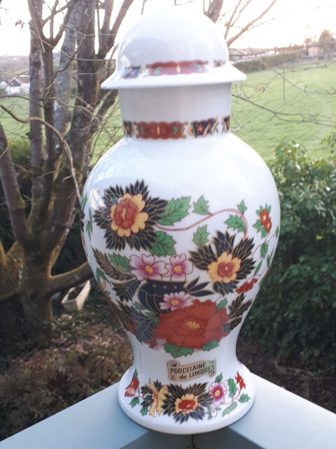 Vase ou pot en porcelaine de Limoges avec couvercle  20 Montigny-Lencoup (77)