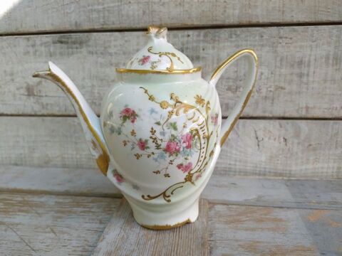 Superbe Théière Porcelaine Décor Roses et Dorure en Relief 45 Loches (37)