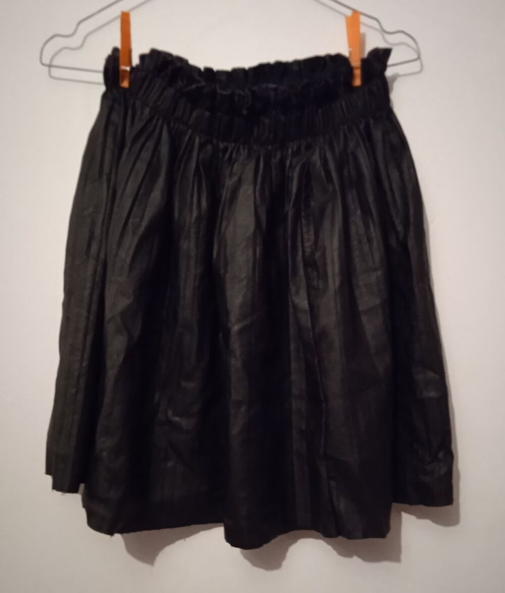 Jupe courte pliss&eacute;e noire Vêtements