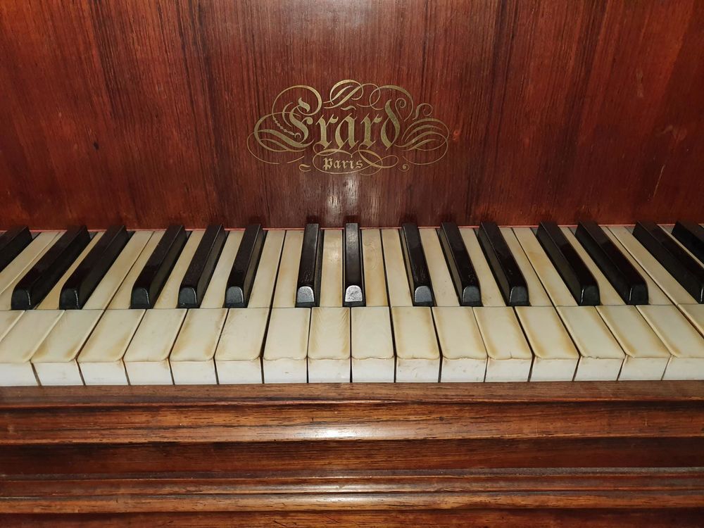 Piano ERARD demi-queue Num&eacute;rot&eacute; Instruments de musique