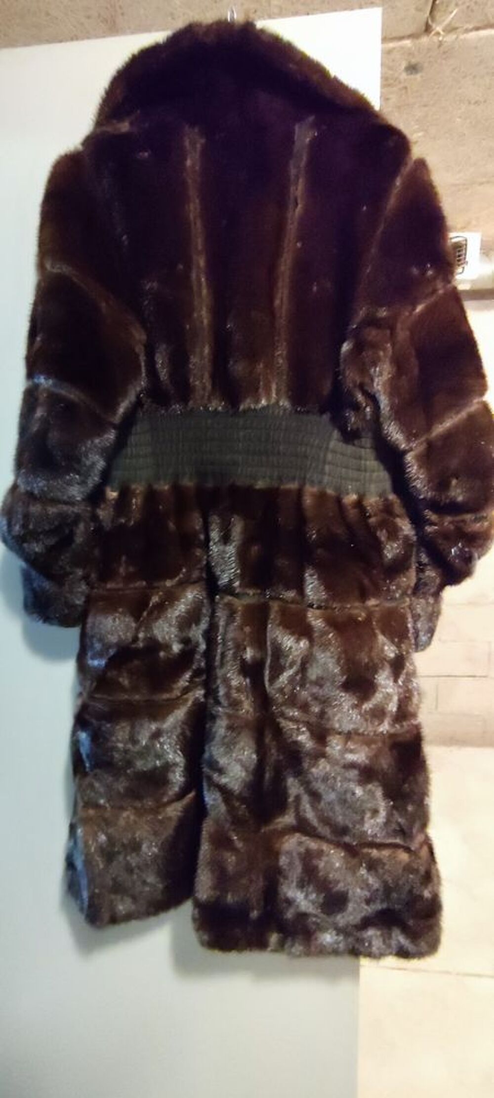 Manteau vison ceintur&eacute; cuir. T38
Vêtements