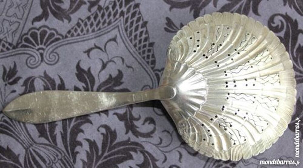 Saupoudreuse coquillage FRENAIS argent XIX eme Cuisine