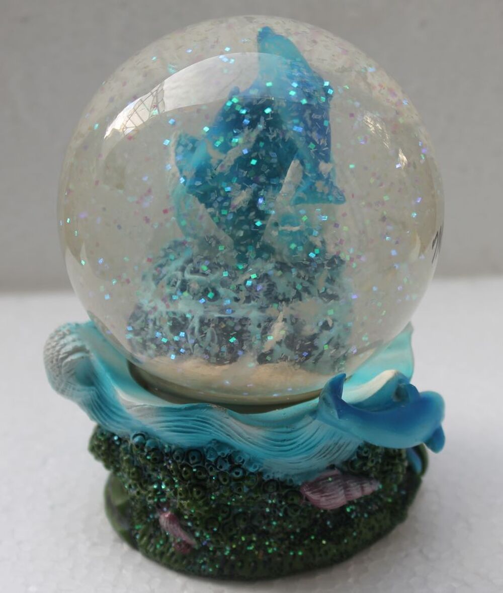 Quatre Boules de neige dont une Fus&eacute;e (Neige) Neuves 