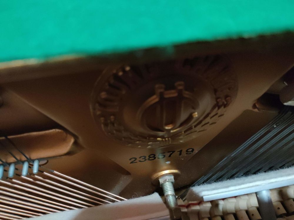 Piano droit Young Chang EC-109 noir laqu&eacute; Instruments de musique