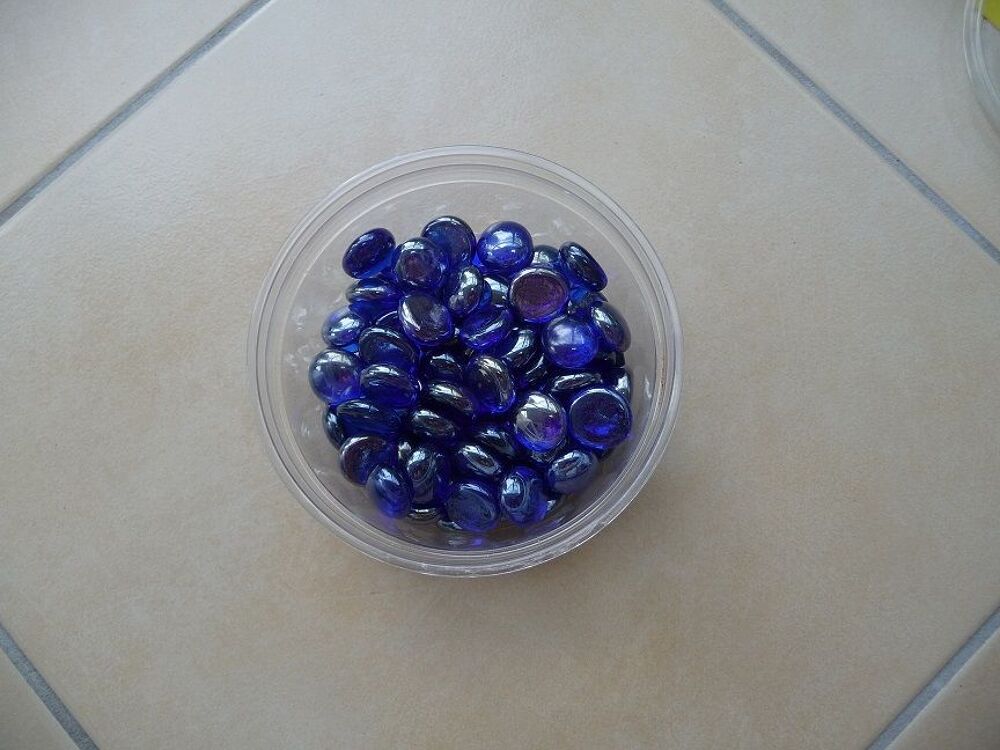 95 billes plates en verre bleu iris&eacute; - Neuves Décoration