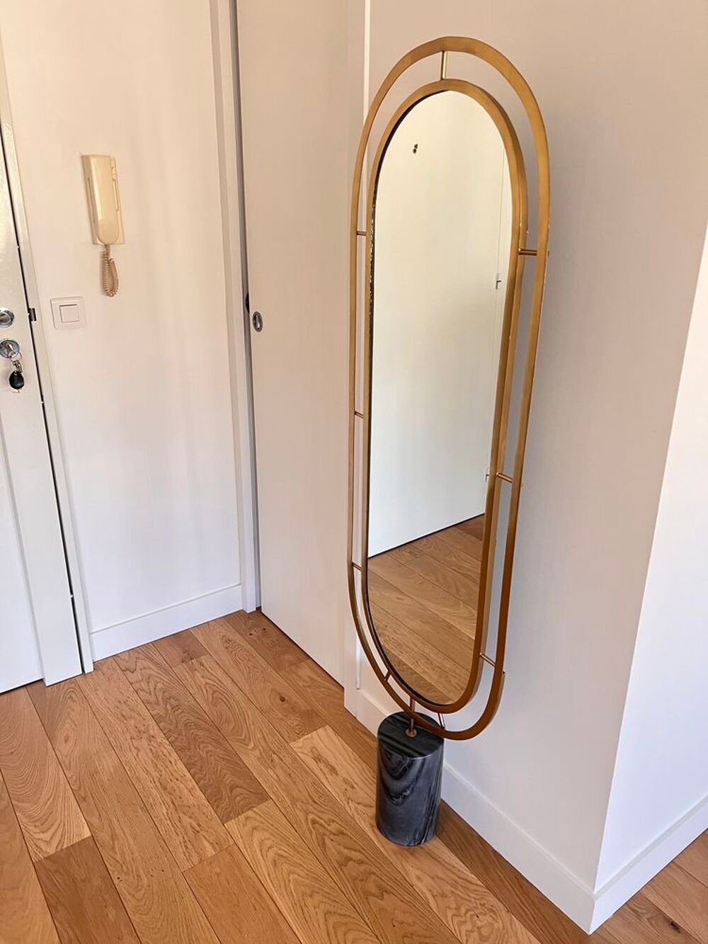 Miroir ovale dor&eacute; et pied en marbre Décoration
