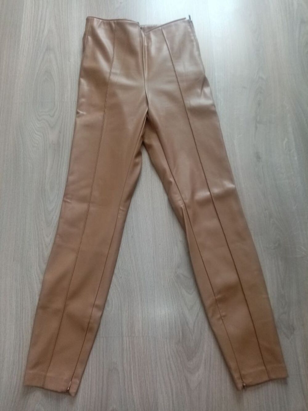 Pantalon en cuir beige zara on sale