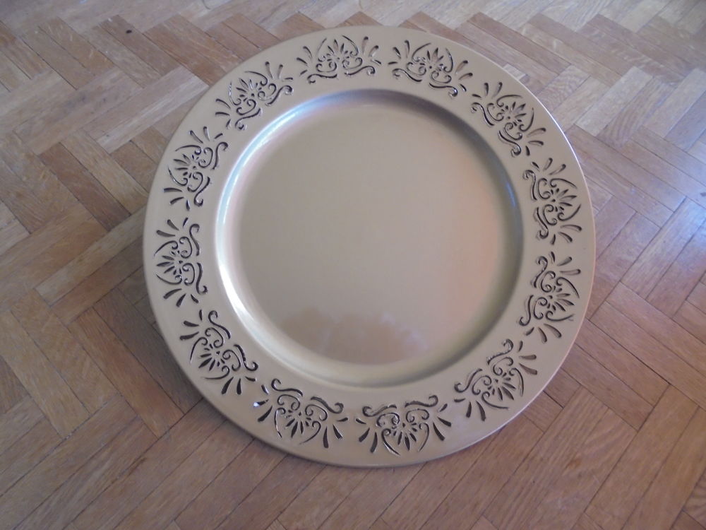 Assiette de pr&eacute;sentation dor&eacute;e ou rouge Cuisine