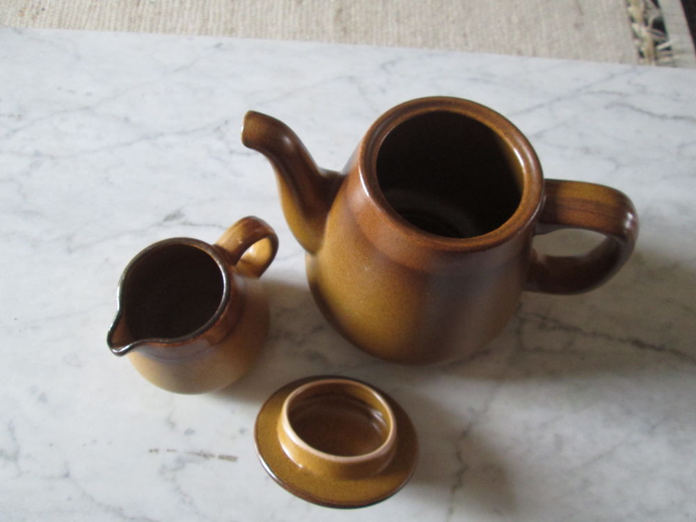 Cafeti&egrave;re et pot &agrave; lait assortis en gr&egrave;s marron Cuisine