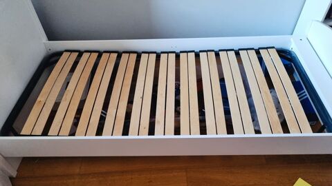 Lit enfant blanc de tr�s bonne qualit� 
1 place avec sommier 70 Aix-Noulette (62)