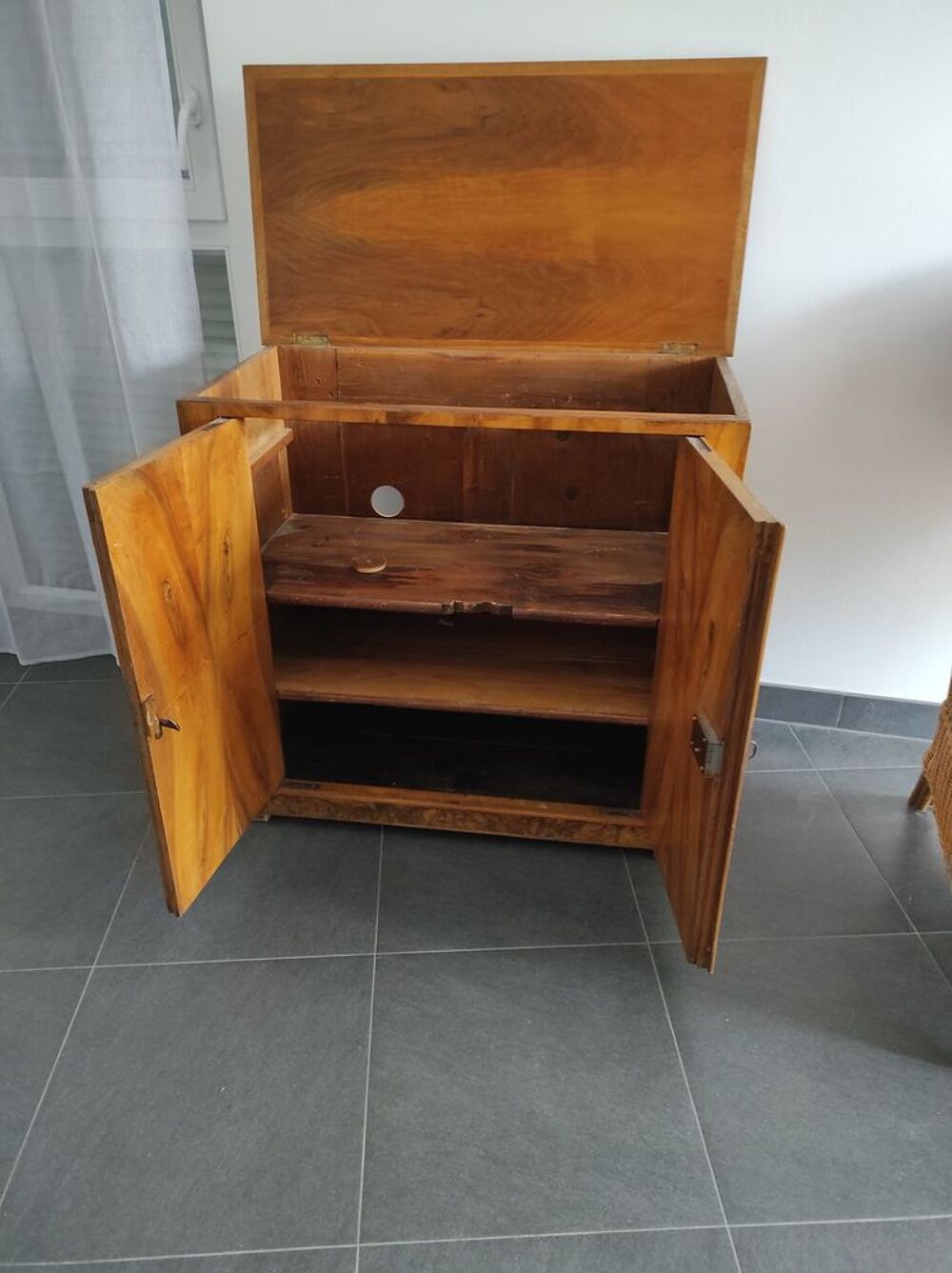 Petit buffet ou meuble de t&eacute;l&eacute;vision ou bar en noyer Meubles