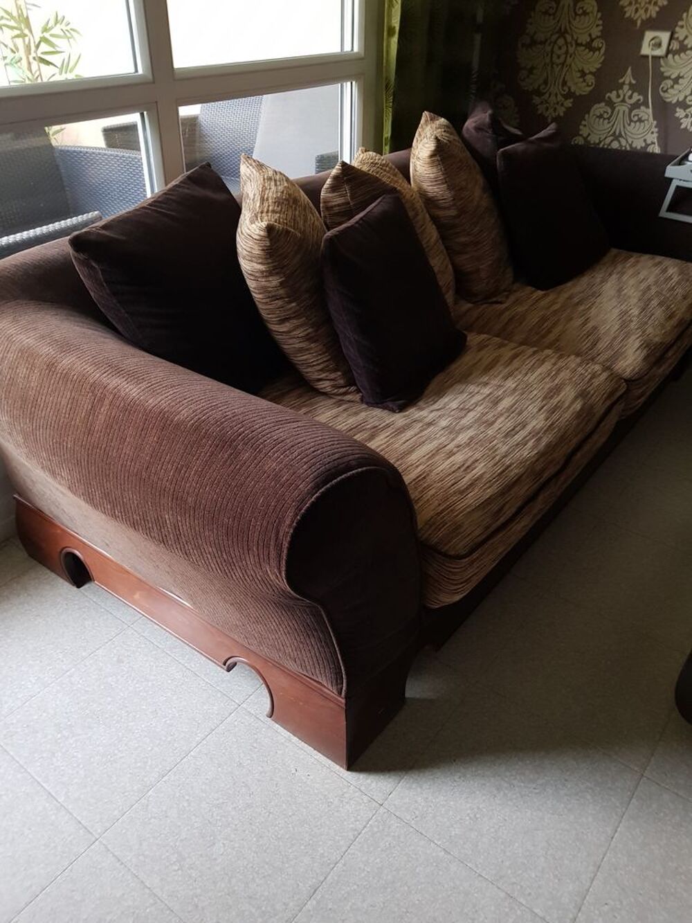 UN CANAP&Eacute; EN TISSU ET BOIS DE TEC Meubles