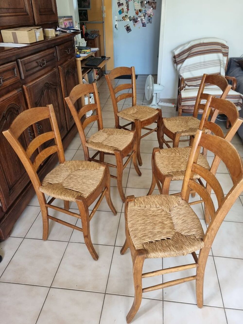 7 chaises, assise en paille, tr&egrave;s bon &eacute;tat Meubles